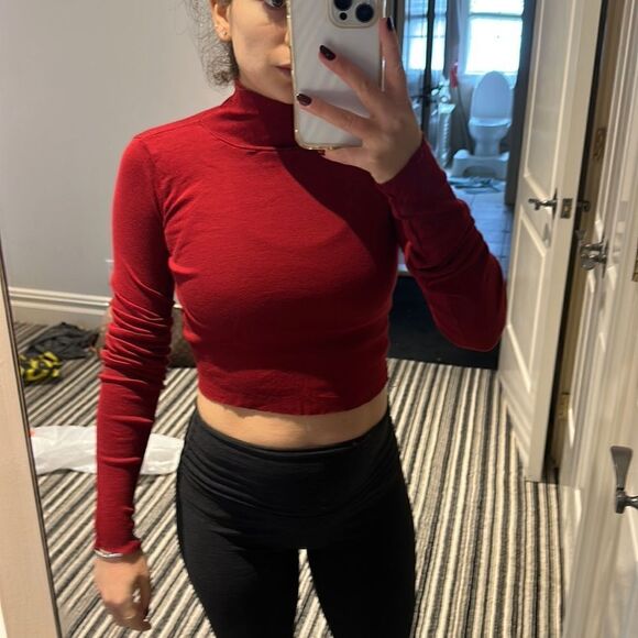 Cotton citizen red crop turtleneck - Picture 1 of 4